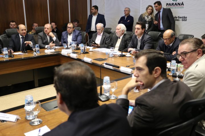 Governador Carlos Massa Ratinho Junior coordena reunião com a equipe de Governo (Foto: José Fernando Ogura/ANPr).