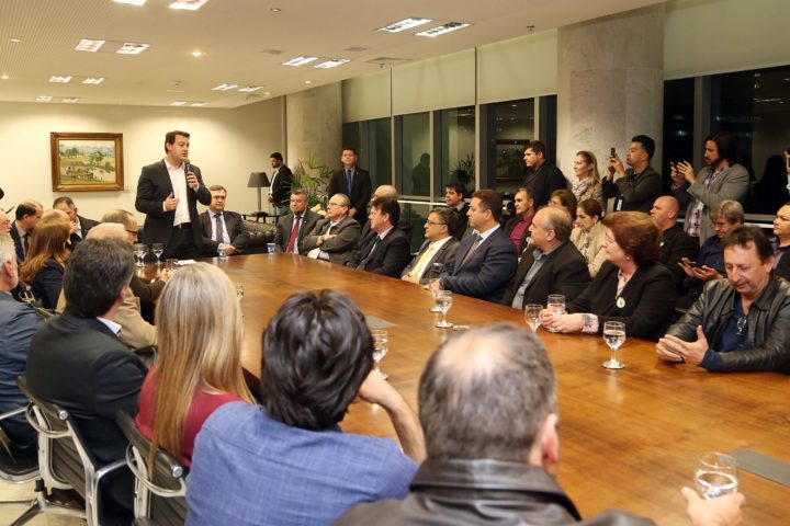 O governador Carlos Massa Ratinho Junior e o secretário da Saúde, Beto Preto, assinanaram a liberação de recursos de incentivo para nove consórcios intermunicipais de saúde. Os benefícios vão chegar a 156 municípios. (Foto: Gilson Abreu/ANPr).