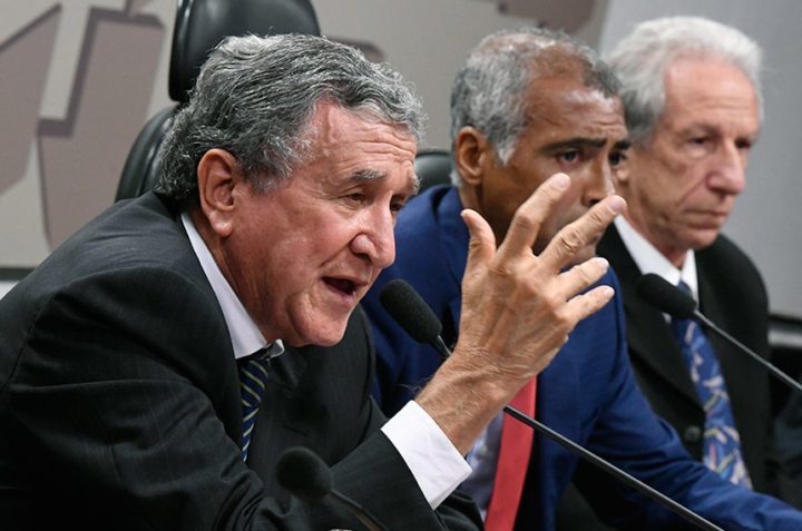 Técnico de futebol Carlos Alberto Parreira, presidente da CAS, senador Romário, e presidente da Federação Brasileira de Técnicos de Futebol (FBTF), José Mário (Foto: Edilson Rodrigues/Agência Senado).