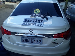 O veículo usado pelos bandidos era roubado, e dentro foi encontrado pares de placas clonadas (Foto: Rádio Difusora do Xisto).