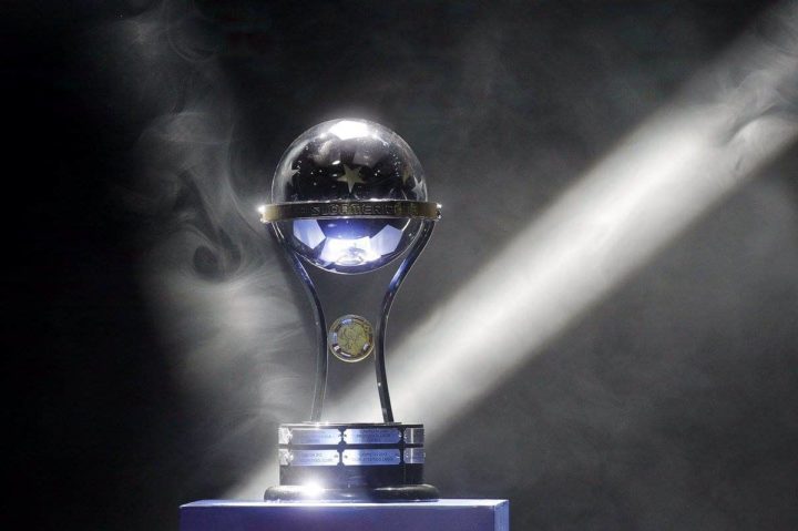 Troféu da Copa Sul-Americana é disputado por quatro brasileiros (Foto: Divulgação/Conmebol).