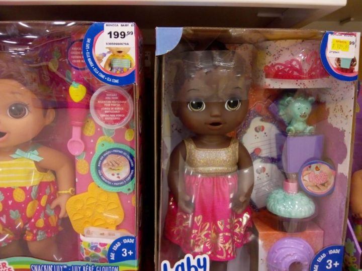 Flagrante: preços diferentes em bonecas iguais, mas de cor diferente (Fotos: Mariana Honesko).
