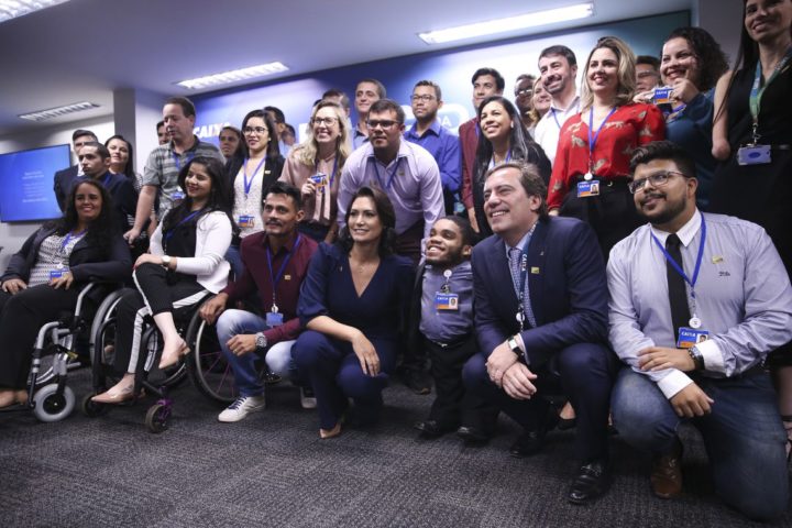 A primeira-dama do Brasil, Michelle Bolsonaro, e o presidente da Caixa, Pedro Guimarães, participam do evento de recepção dos novos empregados pessoas com deficiência (PcDs) aprovados no Concurso de 2014 (Foto: Agência Brasil).