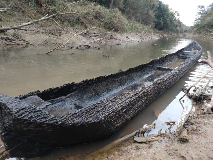 Canoa foi avistada por um casal no Rio Canoinhas (Foto: Leandro Ribeiro de Castro).