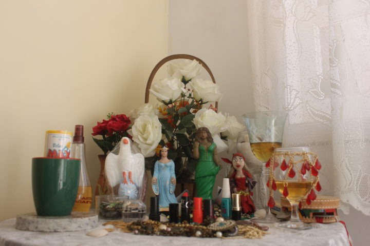 Na mesa, imagens da Cigana Esmeralda, Divino Espírito Santo e Iemanjá: presentes, como batons, joias e vinhos, também decoram o ambiente (Fotos: Mariana Honesko).
