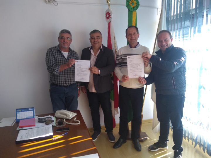 Entrega da emenda aconteceu na segunda-feira, 22 (Fotos: Assessoria).