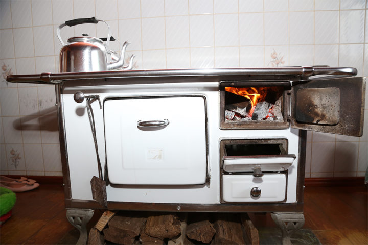 Pesquisas internacionais têm mostrado o alto grau de poluição causado pela queima de lenha e carvão na cozinha e os prejuízos à saúde no ambiente doméstico (Foto: Reprodução).
