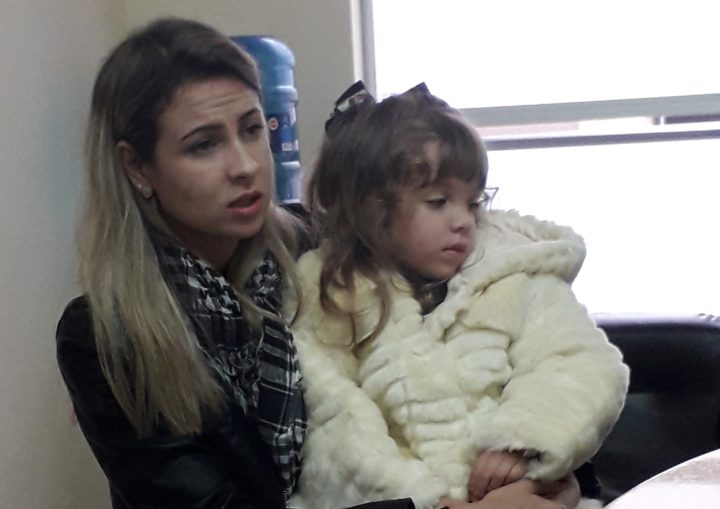 Malu Alves no colo de sua mãe, Jéssica Alves durante a visita para agradecer a equipe que salvou a pequena (Fotos: Ricardo Silveira).