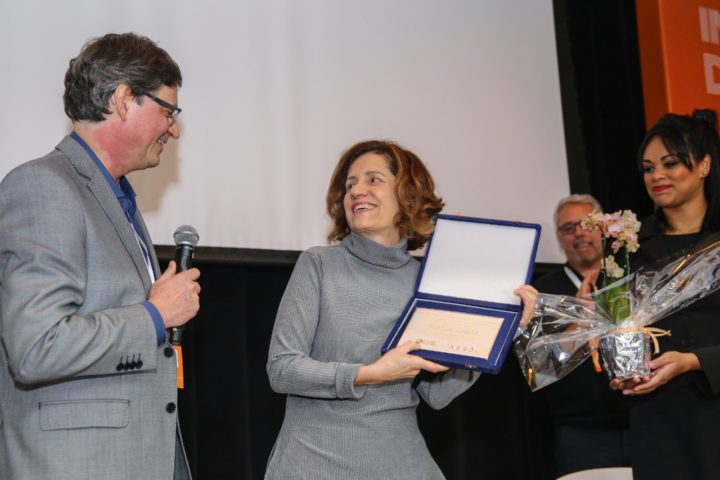 Jornalista Miriam Leitão sendo homenageada no Congresso da Abraji