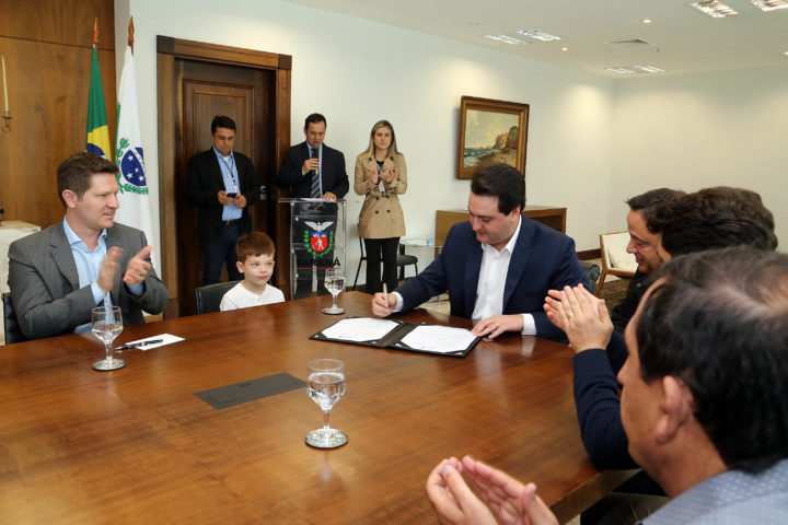 Governador Carlos Massa Ratinho Junior assina convenio com Santin Roveda prefeito de União da Vitória. Foto Gilson Abreu/ANPr