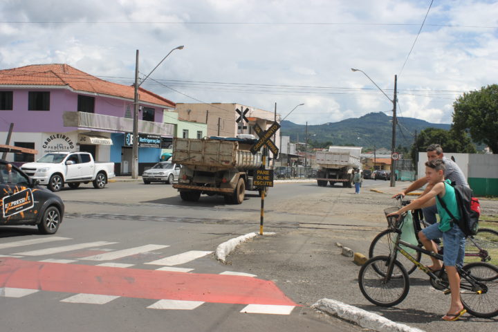Na avenida João Pessoa, no bairro São Pedro, comunidade convive com trânsito de frota pesada 