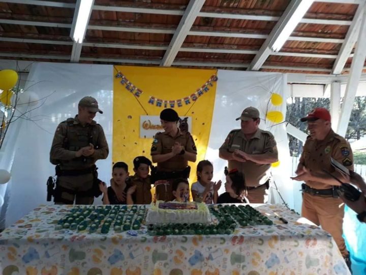 Esse é o segundo aniversário do menino que os policiais participam (Fotos: Divulgação/27º BPM).