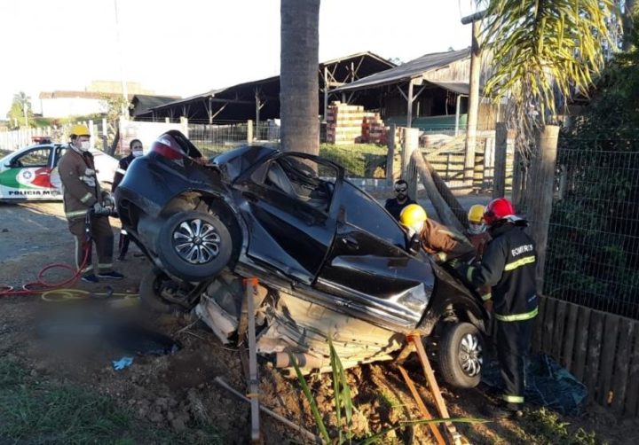 Acidente mais grave aconteceu na SC-340, em Witmarsum, quando quatro pessoas morreram após automóvel colidir contra uma árvore(Foto: Polícia Militar Rodoviária)