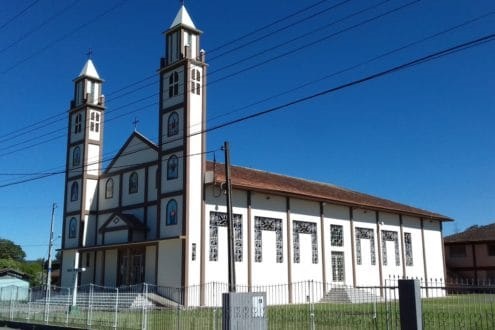 Paróquia Sagrada Família completa 40 anos: igreja fica no bairro de mesmo nome, em São Cristóvão (Fotos: Reprodução).