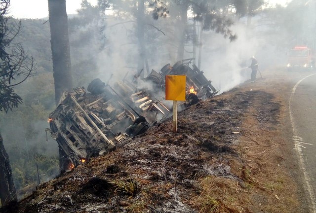 Bombeiros suspeitam que carreta também transportava munição