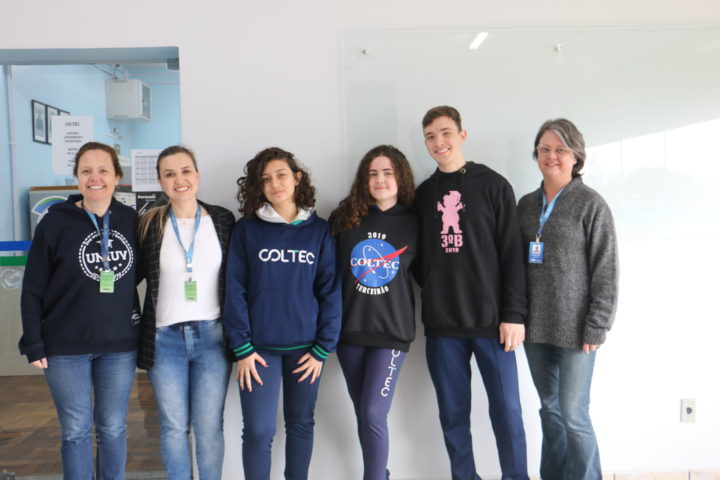 Professoras com os alunos que escreveram as três melhores redações