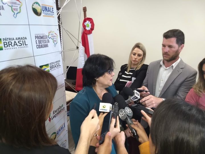 Em coletiva à imprensa, ministra falou das mudanças para o registro de casos de suicídio | Foto: Andréa Leonora/CNR-SC 