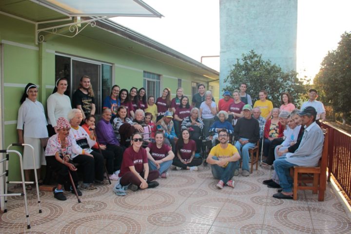 Tarde de sábado dos voluntários foi dedicada aos idosos do Lar Sant’Ana (Fotos: Reprodução/Facebook Envolver).