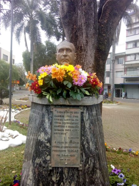 Busto de Vargas, no centro de União da Vitória: flores para o presidente (Fotos: Mariana Honesko).