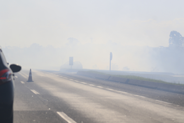 Tráfego foi interrompido entre Curitiba e São José dos Pinhais (Foto: Franklin de Freitas).