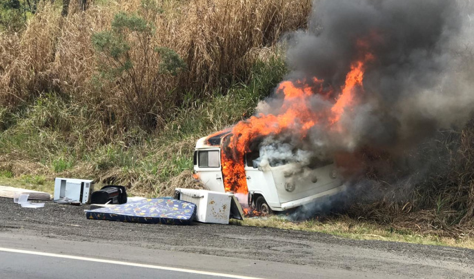 Veículo transportava uma mudança (Foto: Divulgação/PRF).