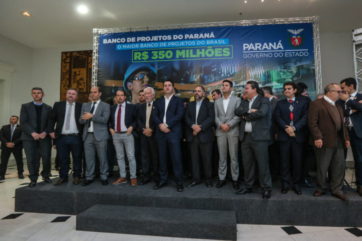 O governador Carlos Massa Ratinho Junior lança nesta segunda-feira (26) o Banco de Projetos, uma iniciativa inovadora para agilizar obras de infraestrutura e de segurança pública no Paraná. Curitiba, (Foto: Geraldo Bubniak/AEN).