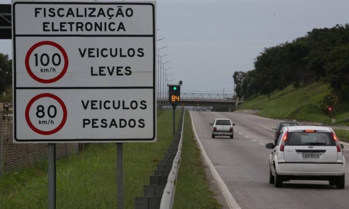 Radares fixos na BR-101 (Foto: Custódio Coimbra).
