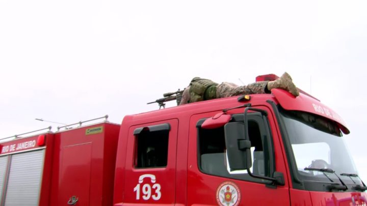 Atirador de elite sobre caminhão do Corpo de Bombeiros mira ônibus na Ponte Rio-Niterói (Foto: Flávio Capitoni/ TV Globo).