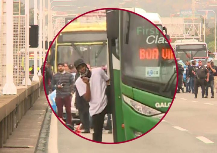 Sequestrador desceu do ônibus armado e mostrou o rosto (Foto: Reprodução/GloboNews).