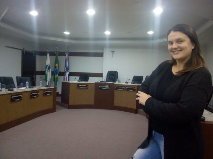 Tatiane Rocha, intérprete da Câmara de União da Vitória
