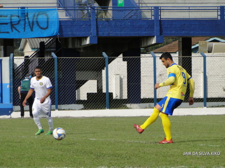 Atacante Sabiá (à direita) foi um dos destaques do jogo. (Foto: Jair da Silva "Kiko").