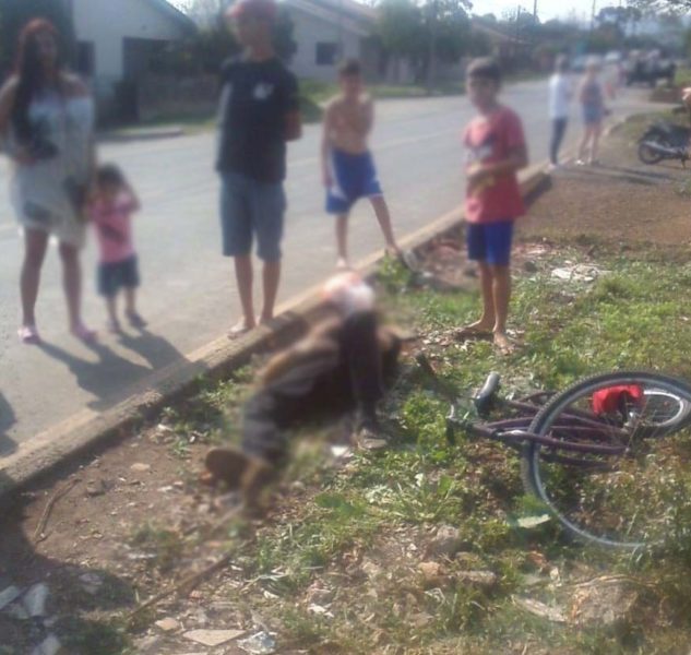 Bicicleta foi destruída pela colisão (Foto: Enviada ao WhatsApp do Portal V Vale).