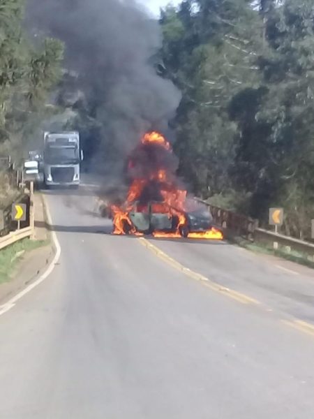 Carro foi incendiado em ponte no Oeste catarinense (Foto: Jana Guedes/Caçador de Notícias).