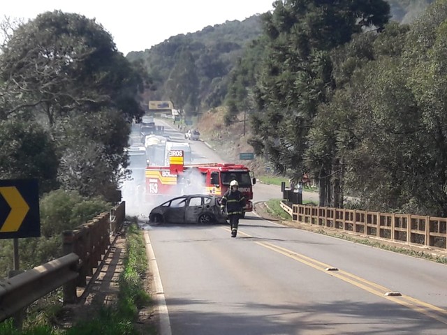 Carro incendiado interrompeu via entre Fraiburgo e Videira (Foto: Corpo de Bombeiros/Divulgação).