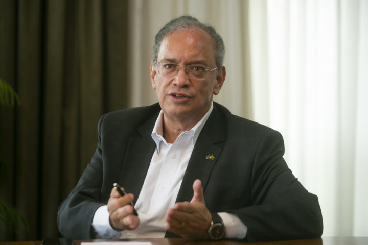 Carlos Valter Martins tomou posse ontem na presidência da Fiep