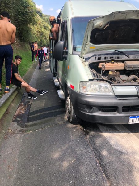 Veículo do Grecal na rodoviária. (Foto: Enviada para o Whatsapp do Portal Vvale)