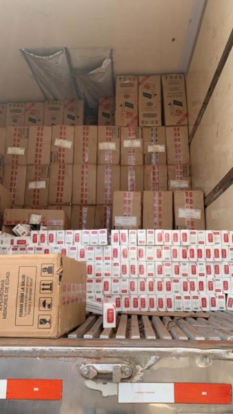 O homem transportava dezenas de caixas de cigarros paraguaios, mas deveria estar com uma carga de frango (Foto: Divulgação/PF).