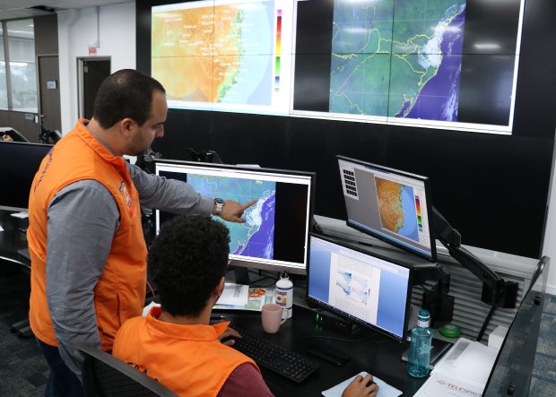 Equipe da Defesa Civil monitora informações geradas pelos radares já instalados (Foto: Flávio Vieira Júnior/Defesa Civil).