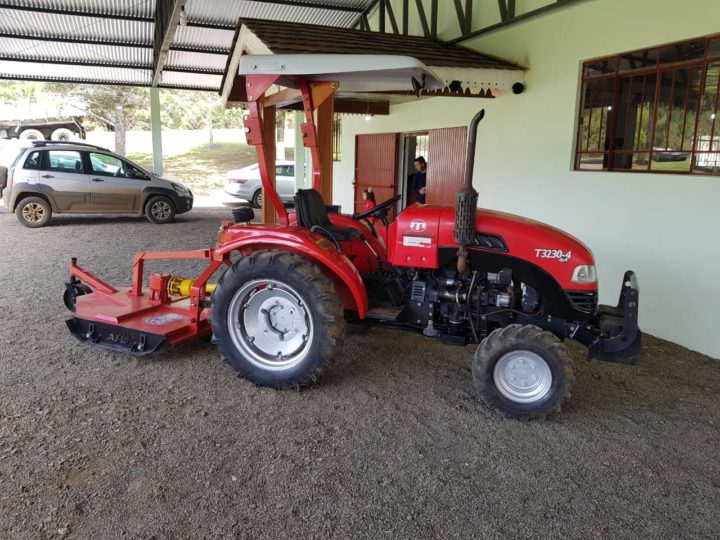 A Associação dos Agricultores São José recebeu um trator e caixas de leite