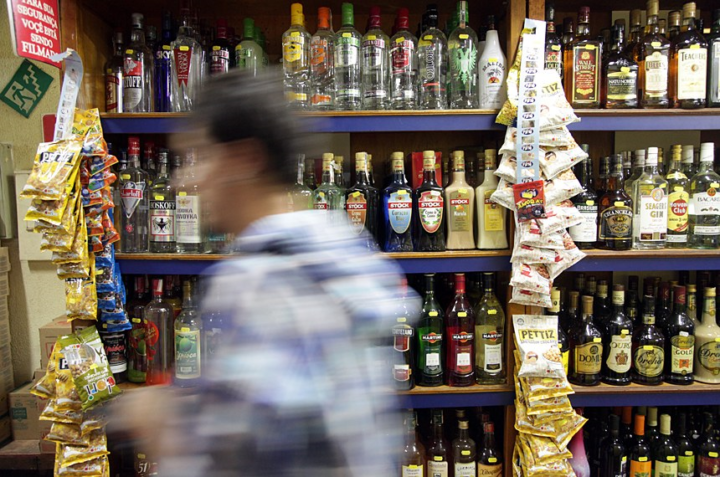 Fornecer bebidas alcoólicas a adolescentes é crime, de acordo com a Lei n.º 13.106/2015 (Foto: Agência Senado).