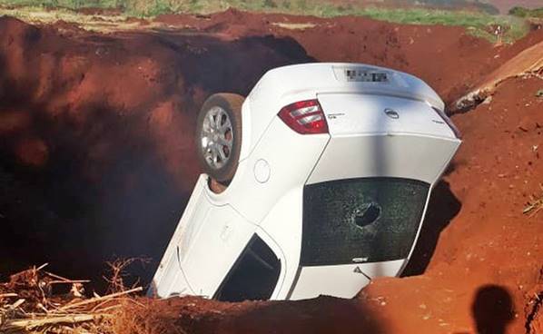 Buraco fica em uma estrada paralela a rodovia onde está a praça de pedágio, usada para burlar o pagamento do pedágio (Foto: Edson Alves Pereira/Arquivo Pessoal).