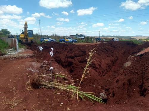 Buraco foi escavado há cerca de 10 dias pela concessionária Viapar em Arapongas (Foto: Dionisio Mathias/RPC).