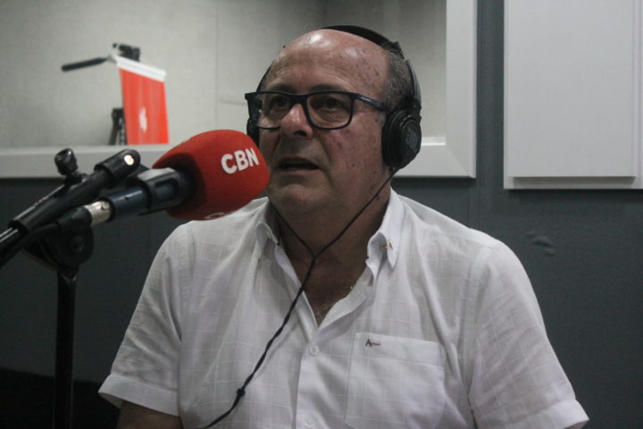 Ary Carneiro Júnior em entrevista na rádio CBN. (Foto: Ricardo Silveira).