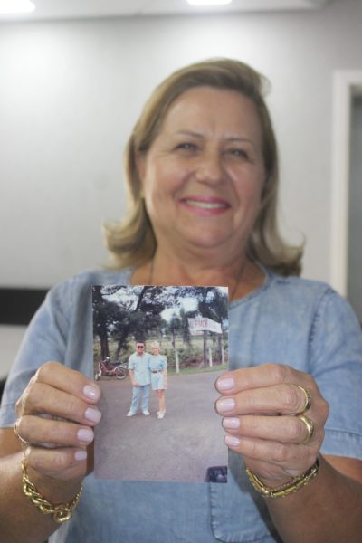 Carmem e a foto com o ídolo, há 30 anos