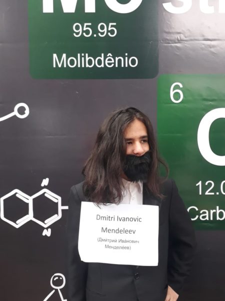 Aluno caracterizado do professor Dmitri Ivanovic Mendeleev,, criador da Tabela Periódica