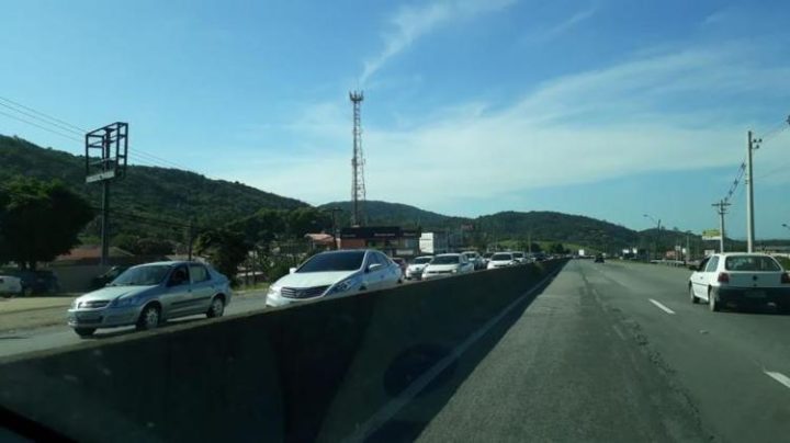 SC-401, em Florianópolis, tem fila no sentido Centro(Foto: Márcio Serafini / CBN Diário) 