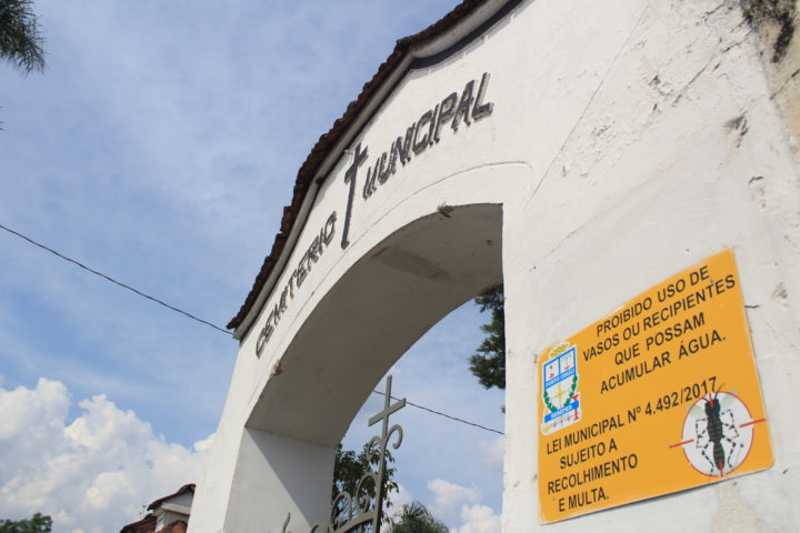 Na entrada do Cemitério Municipal de Porto União, um aviso sobre os cuidados com a Dengue