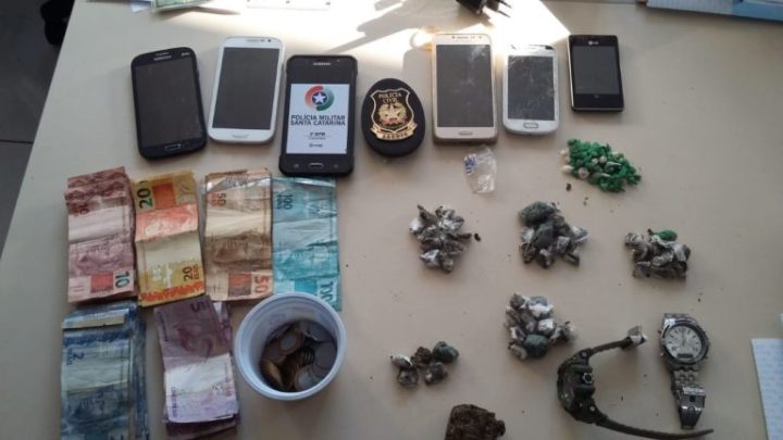 Droga e materiais apreendidos no São Cristóvão na operação Disciplina