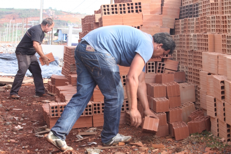  O tijolo é um dos produtos contemplados no PL do rescaldo, com redução na base de calculo no ICMS de quase 60% (Foto: Fábio Queiroz/Agência AL).