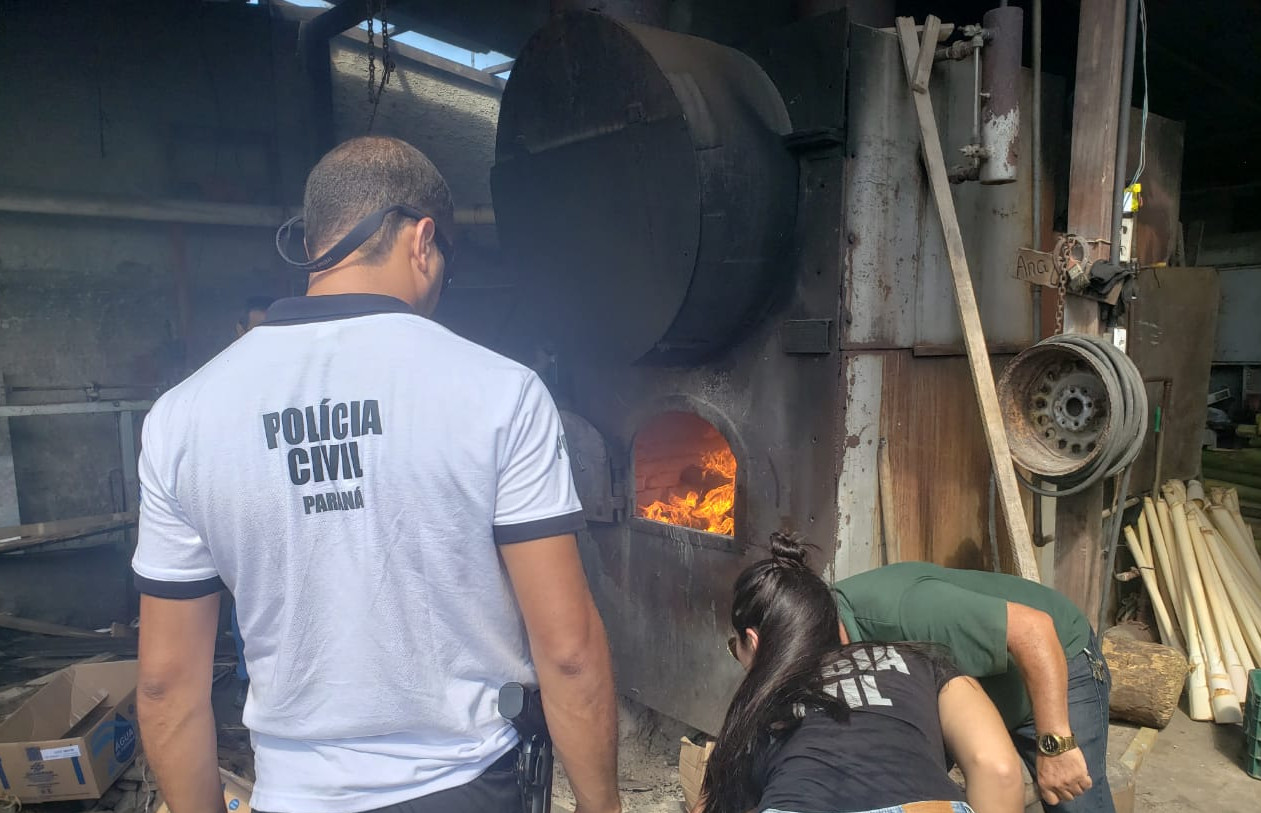 A Polícia Civil do Paraná (PCPR) incinerou cerca de 265 quilos de drogas nesta quinta-feira (27), em Guaratuba, no Litoral do Estado, em uma empresa da região. A ação foi autorizada judicialmente e acompanhada por representantes do Ministério Público e da Vigilância Sanitária. Nos entorpecentes havia maconha, crack, cocaína, haxixe e ecstasy. - Curitiba, 27/02/2020 - Foto: Divulgação Polícia Civil do Paraná/SESP